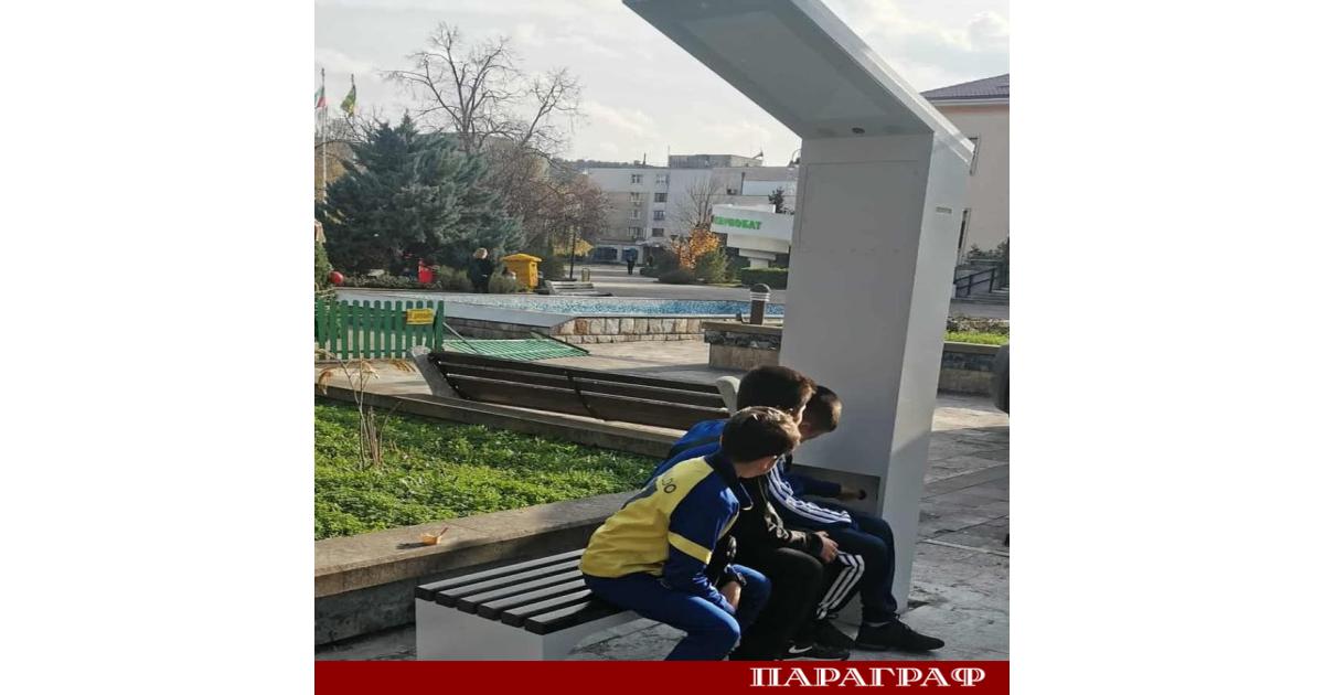 Първата соларна пейка в Карнобат беше монтирана като част от