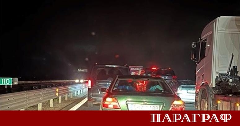 Верижна катастрофа с участието на няколко автомобила затвори движението по
