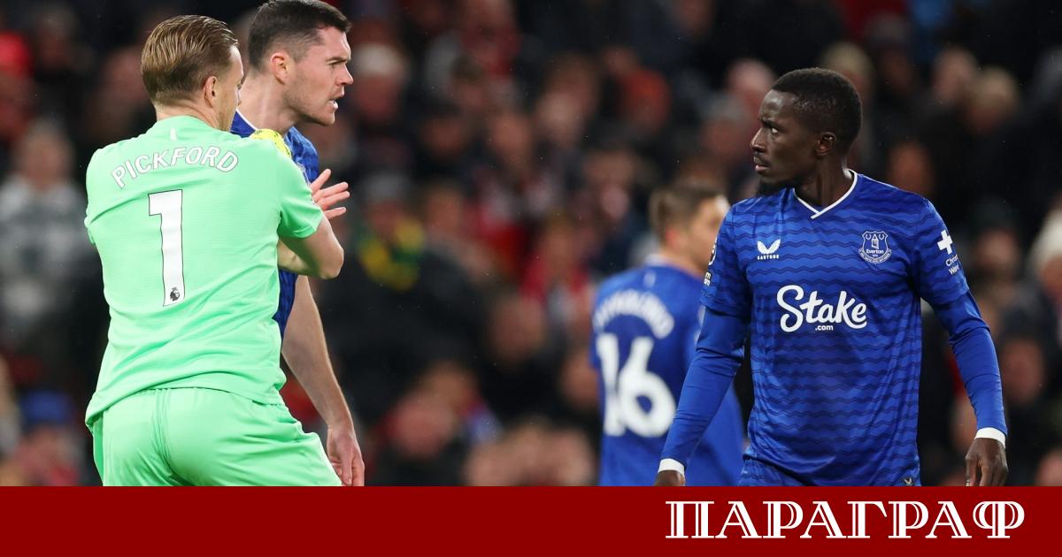 Сенегалският полузащитник на Евертън Идриса Гана Гей поднесе публични извинения