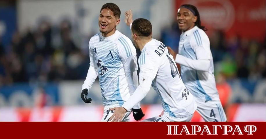 Лидерът в Първа лига Левски активно търси нов нападател Треньорът