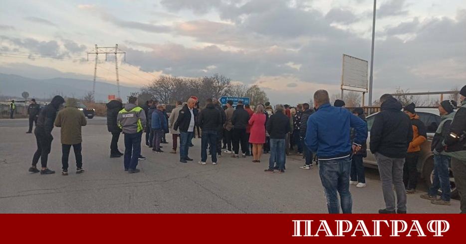 Десетки жители излязоха на протест край Пловдив настоявайки за спешни