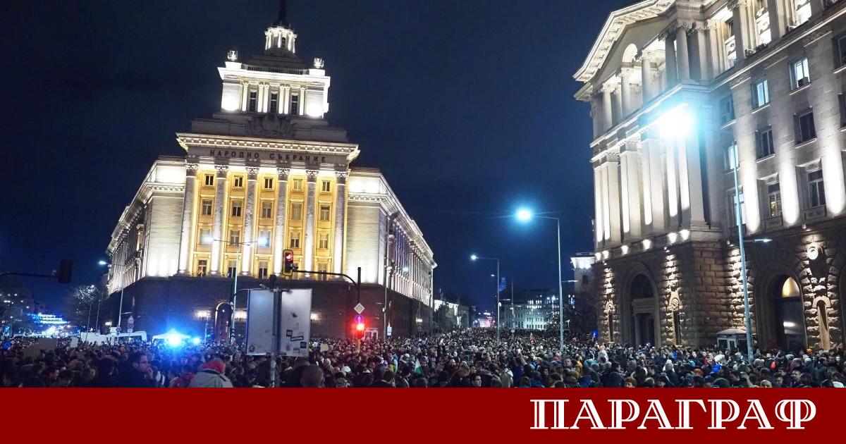 Стотици протестиращи блокираха движението пред Народното събрание в София Причината