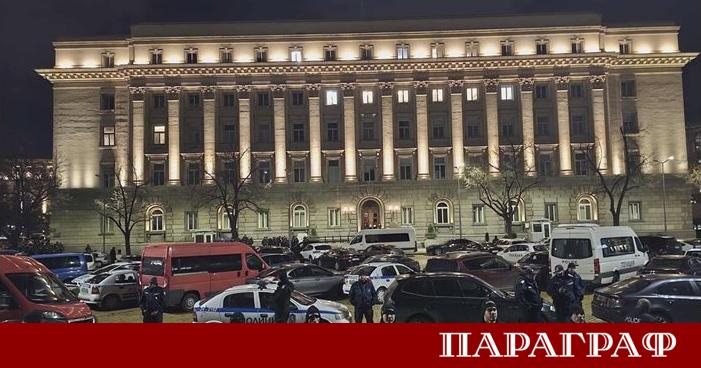 Трима служители на реда пострадаха при изпълнение на служебните си