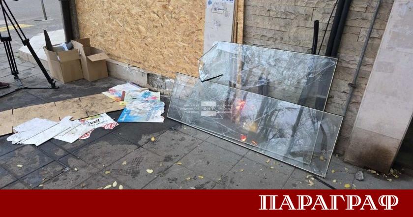 Лек автомобил се вряза във витрината на аптека в централната