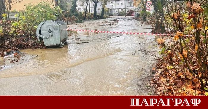 Река Струма излезе от коритото си наводнявайки мост край мотел