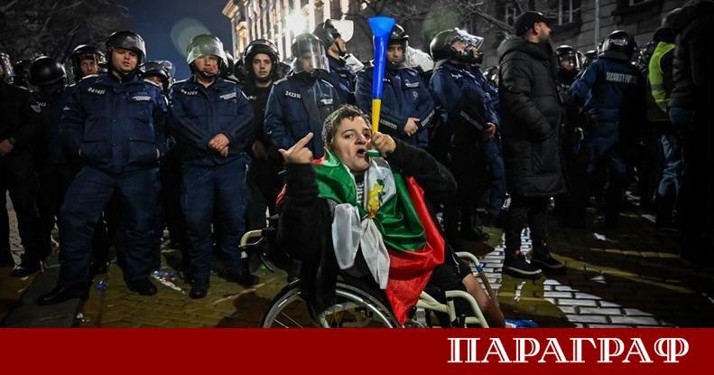 Лидерът на ДПС Делян Пеевски реагира остро на протестите пред