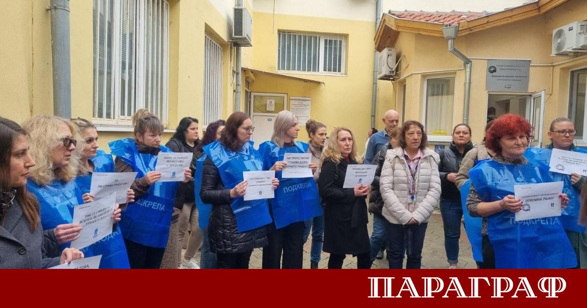 Държавни служители в Бургас излязоха на протест настоявайки за 20