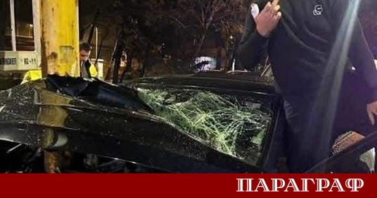 Катастрофиралият автомобил с който млад шофьор се вряза в стълб