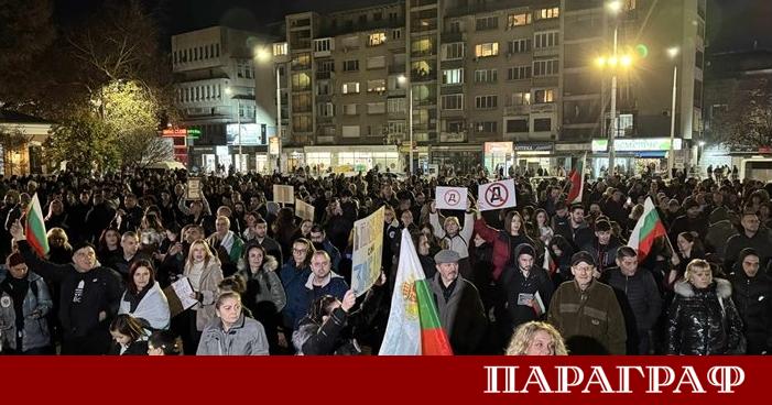 Хиляди недоволни пловдивчани се събраха на протест срещу проектобюджета за