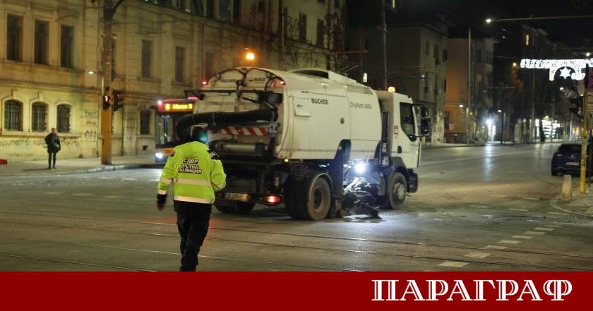Общински служители работиха цяла нощ за почистването на центъра на