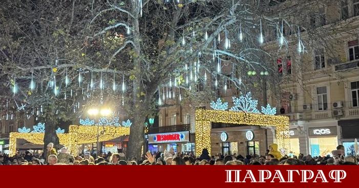 Пловдив официално посрещна Коледа със запалването на градската елха Стотици