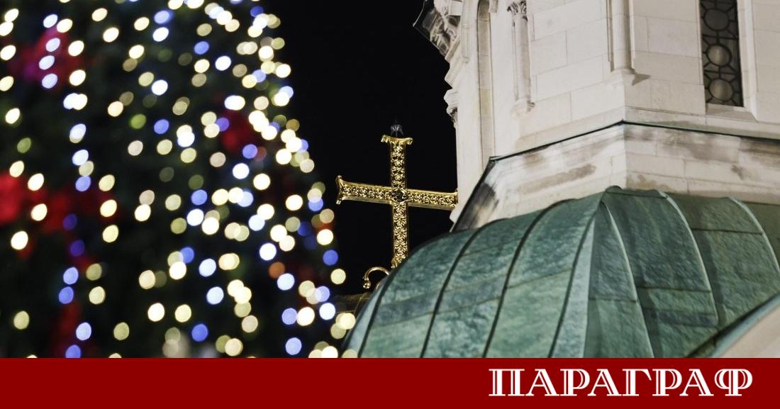 Светлините на коледната елха в София официално грейнаха тази вечер