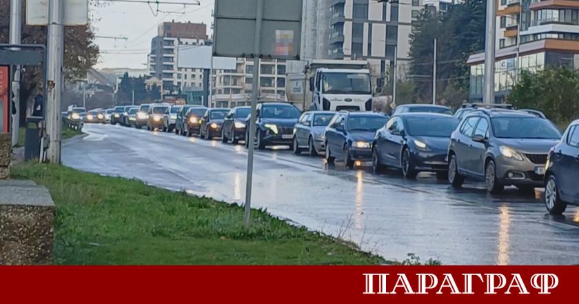 Интензивен пороен дъжд тази сутрин блокира движението в почти цяла