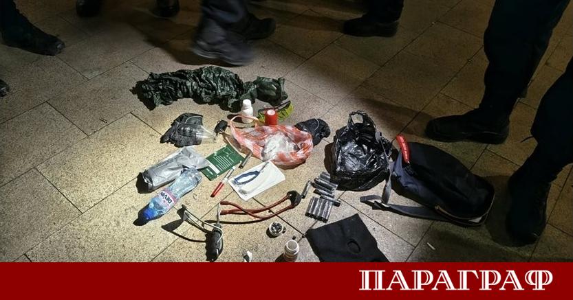 Полицаи иззеха маски боксове и пиратки от младежи по време