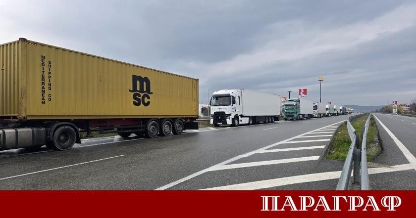 Движението на леки и тежкотоварни автомобили през ГКПП Кулата –