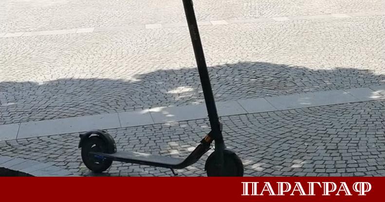 Мъж управлявал електрическа тротинетка е бил блъснат от лек автомобил