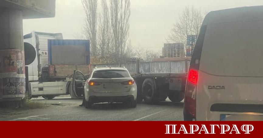 Лек автомобил се е сблъскал с ТИР под Северната тангента