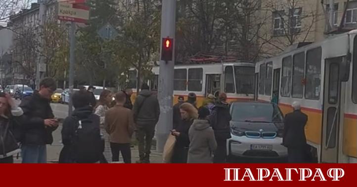 Катастрофа между електрическо BMW и трамвай №20 затрудни движението в