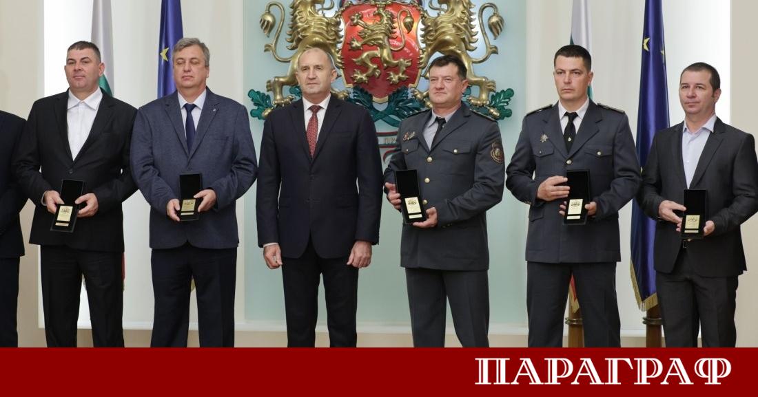 Президентът Румен Радев отличи петима души – двама огнеборци и