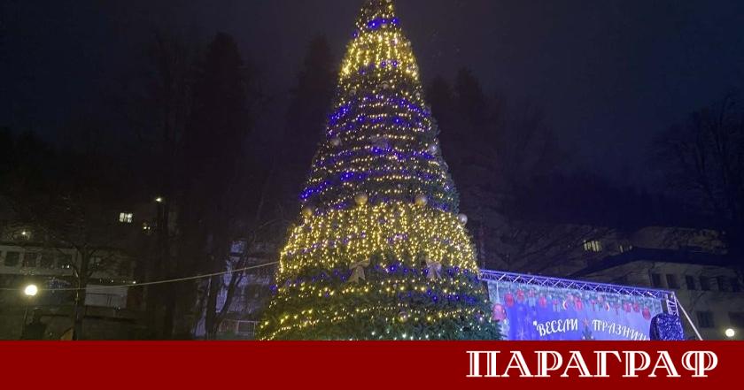 Празничните светлини на коледната елха грейнаха тази вечер в центъра