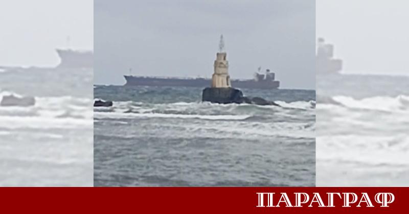 Танкерът Кайрос все още е блокиран край Ахтопол след като