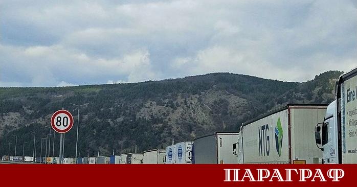 Гръцки земеделци продължават с мащабни протести блокирайки ключови гранични пунктове