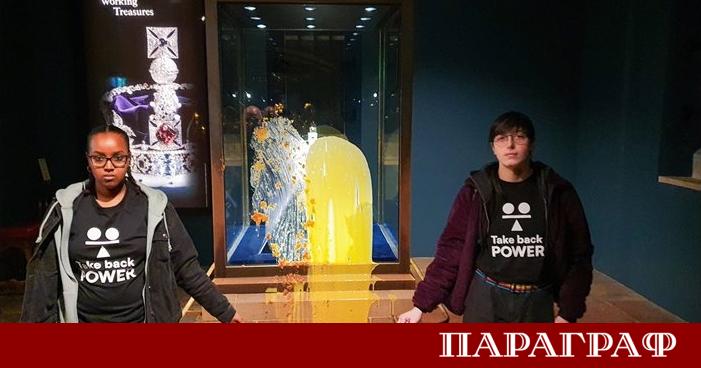 Активисти хвърлиха ябълков крамбъл и крем върху витрина с Императорската