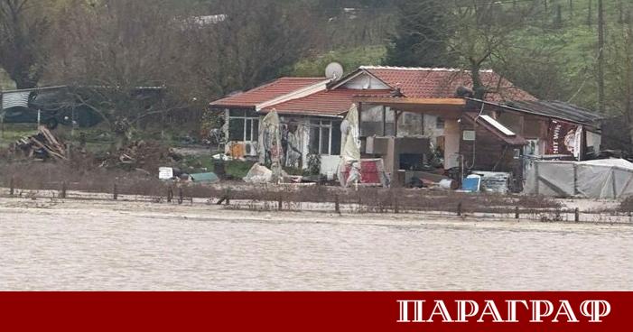 Дежурни екипи на МВР продължават да следят ситуацията с проливните