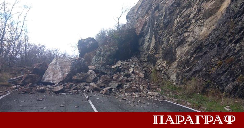 Огромна скална и земна маса затвори пътя II 35 Троян –