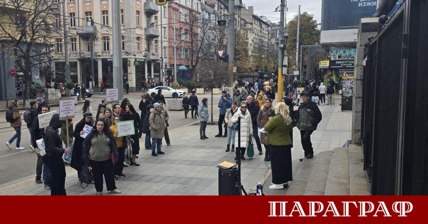 Граждани протестираха пред Съдебната палата в София Те изразиха несъгласие