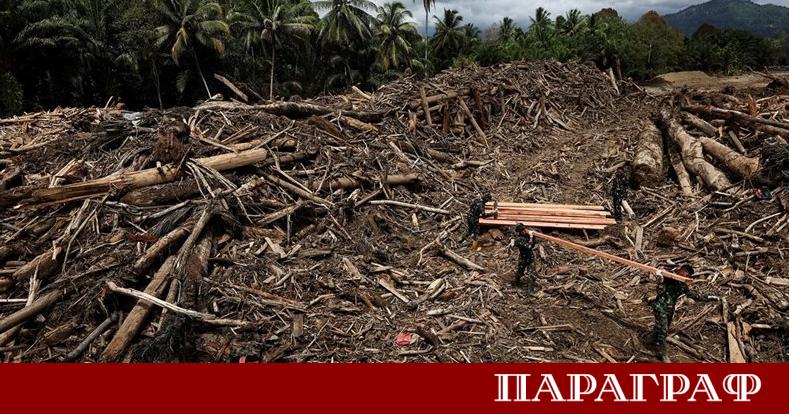 Разрушителни наводнения и свлачища обхванаха индонезийския остров Суматра Броят на