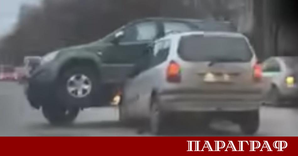 Зрелищна катастрофа блокира движението в столичния квартал Люлин тази сутрин