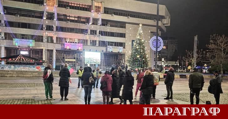 Около 15 20 граждани се събраха тази вечер на площад