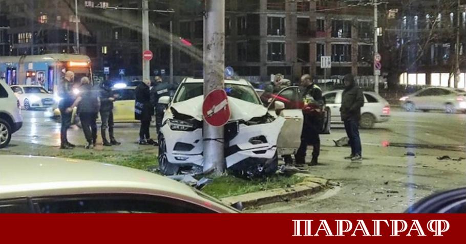 Автомобил катастрофира челно в светофарен стълб в столицата Инцидентът е
