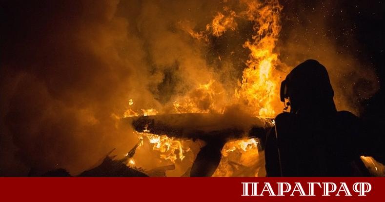 Кадри от охранителни камери показват мъж купуващ туби с бензин