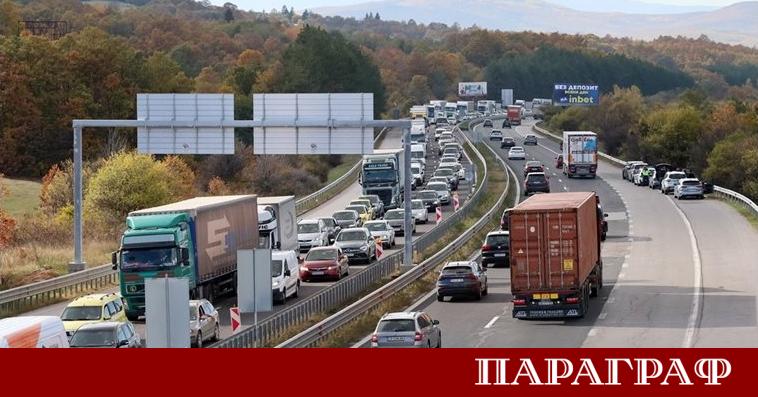 Движението по изпреварващата лента на АМ Тракия между 28 ми
