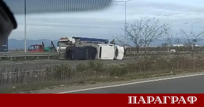 Автовоз се е обърнал на пътната детелина за Нови Искър