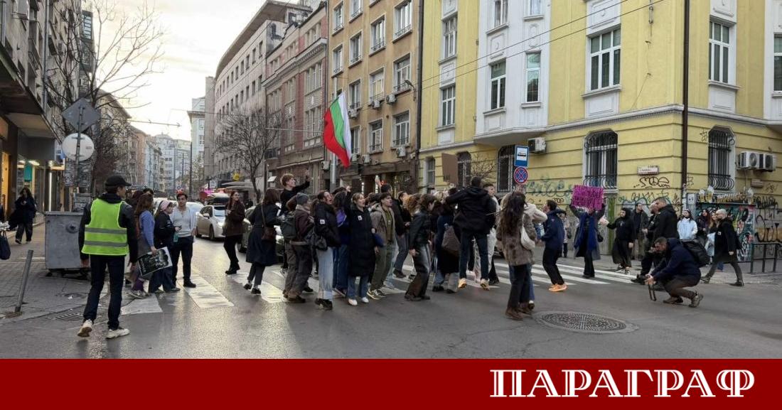 Студенти от НАТФИЗ блокираха ул Раковски в София днес следобед