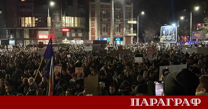 Протестът в Пловдив започна с видимо напрежение между двете основни