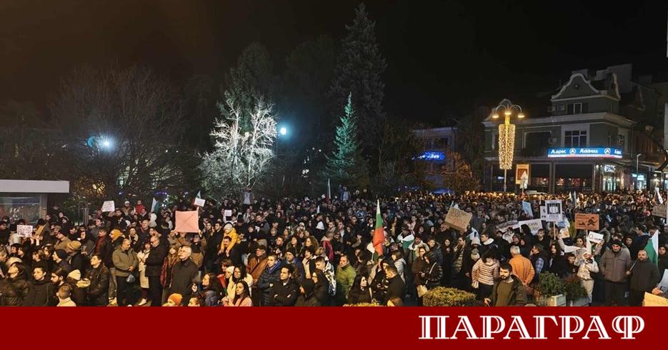 Антиправителствен протест във Велико Търново ескалира Няколкостотин души се събраха