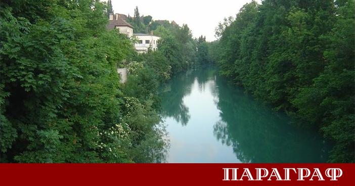 Двама мигранти са загинали при преобръщане на лодка в река