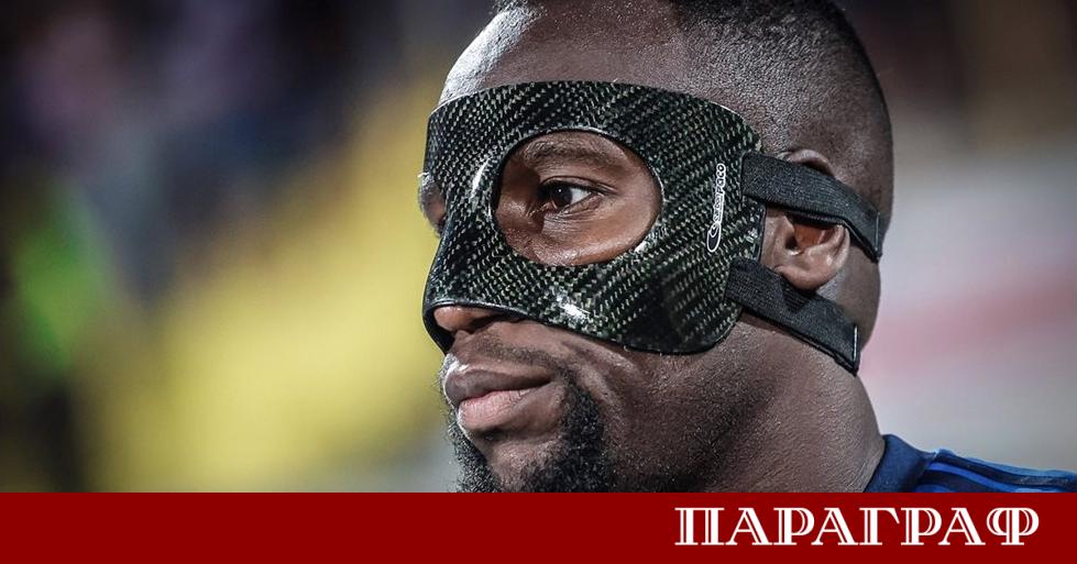 Нападателят на Левски Мустафа Сангаре няма да участва на предстоящата