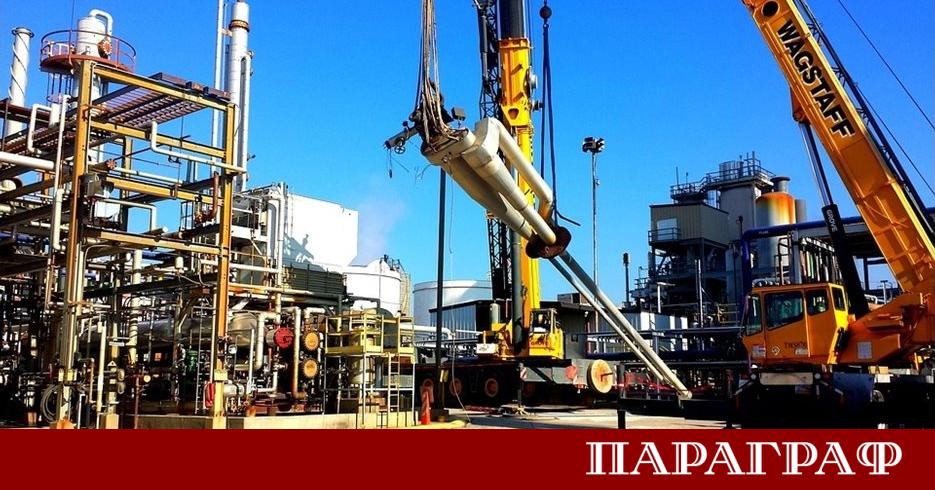 Украински дронове нанесоха удари по две руски нефтени платформи на