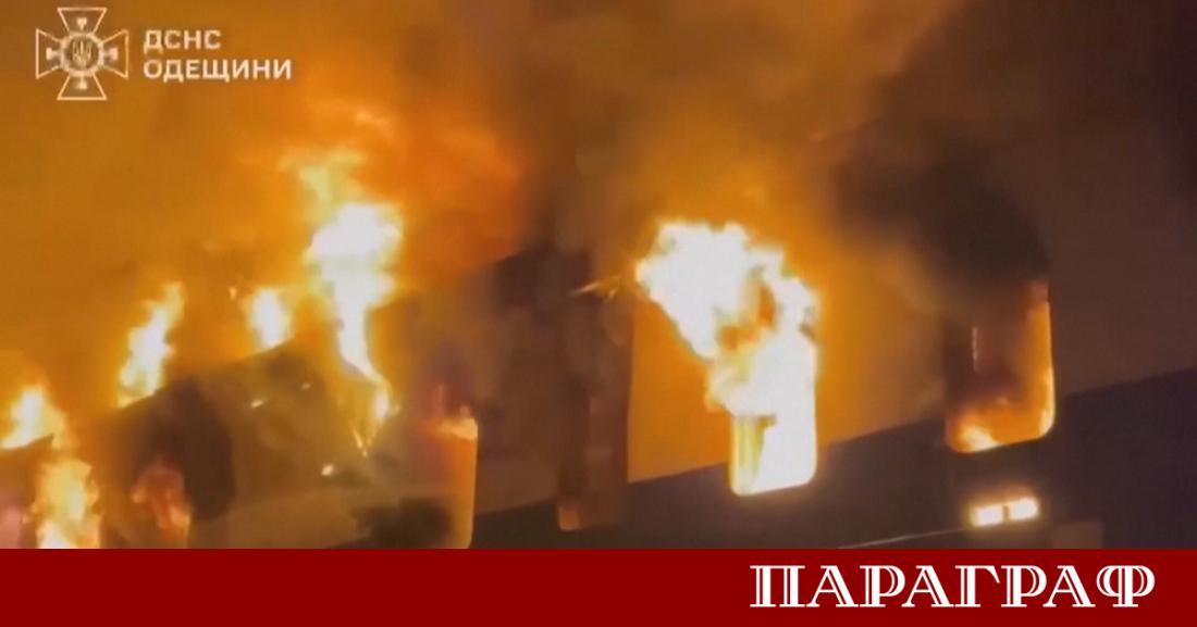 Голям пожар избухна на турски ферибот закотвен в украинския пристанищен