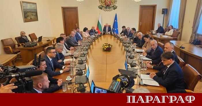 Правителството на Росен Желязков сформирано в сложна коалиция успя да