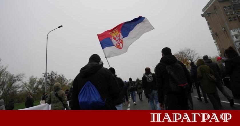 Сръбски студенти и граждани от Нови Сад проведоха протест под