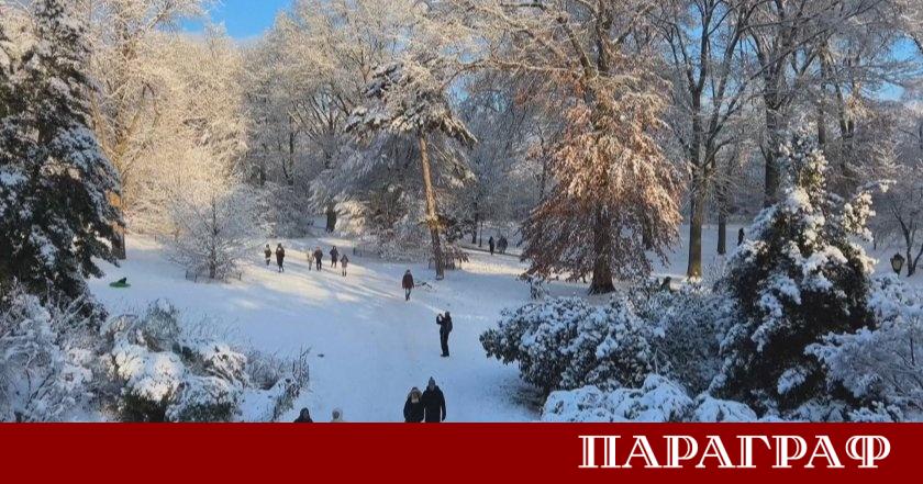 Първият сняг за сезона зарадва жителите на Ню Йорк В