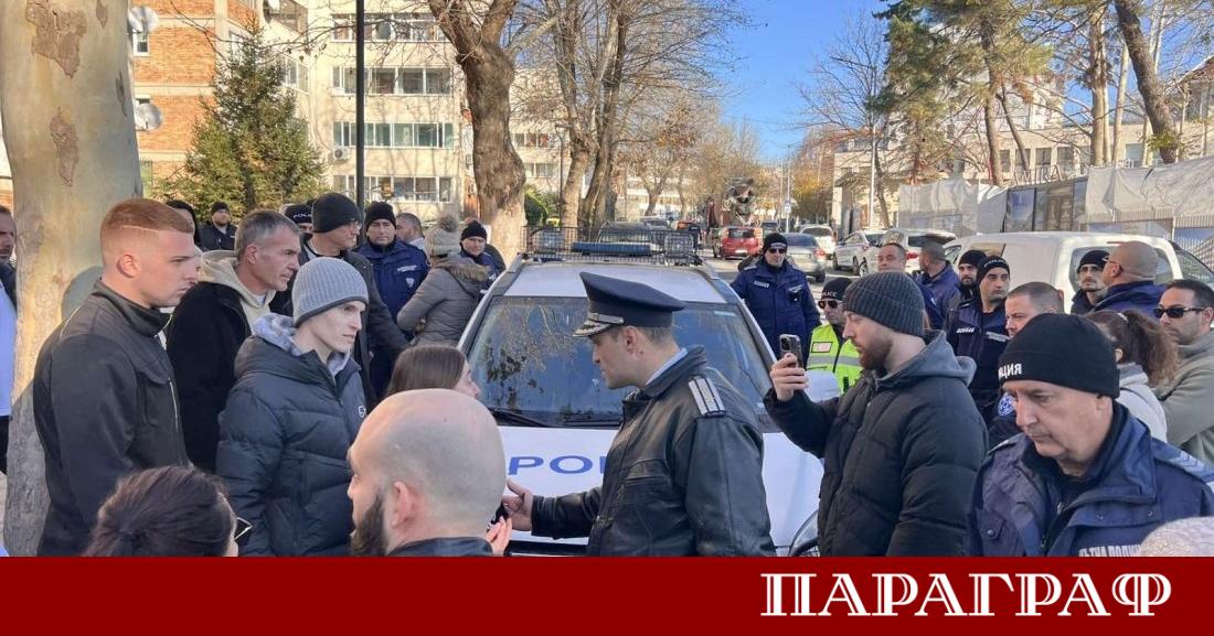 Един човек беше задържан по време на протест пред сградата