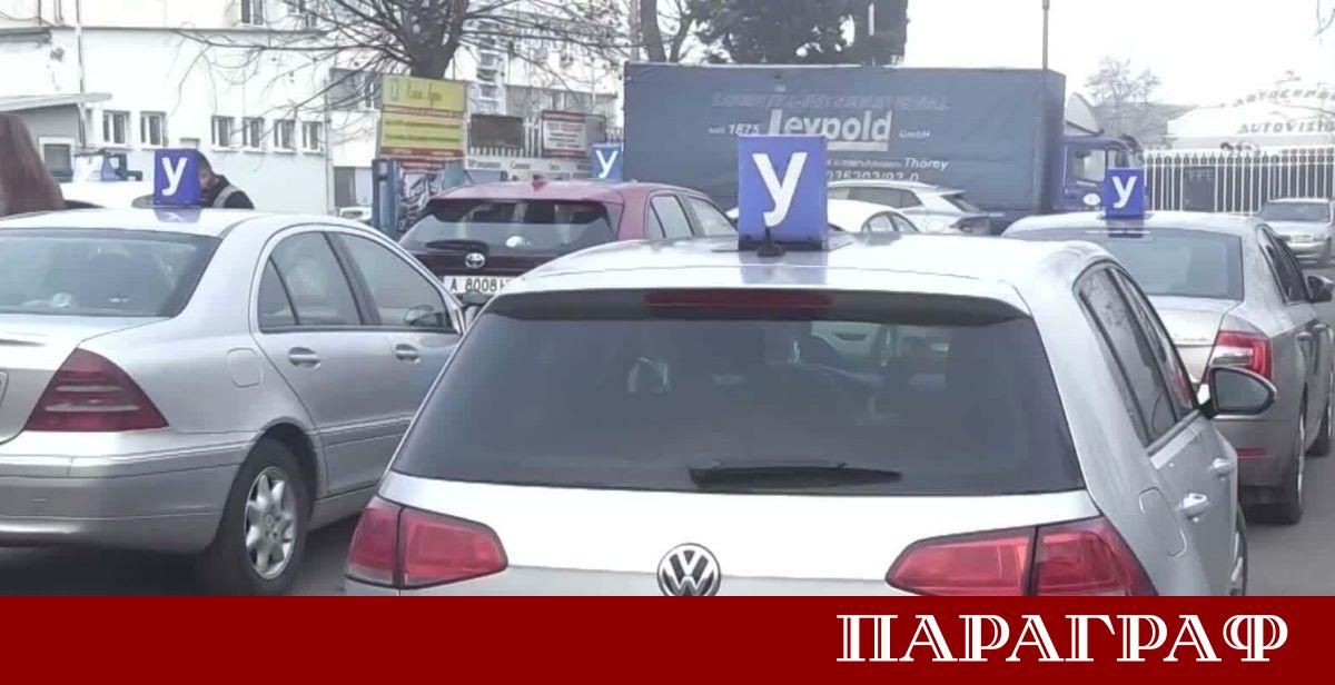 Около 50 автоинструктори и курсисти протестираха днес пред сградата на