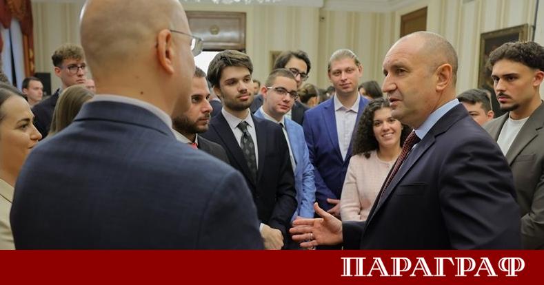 Държавният глава Румен Радев посрещна участниците в стажантската програма на